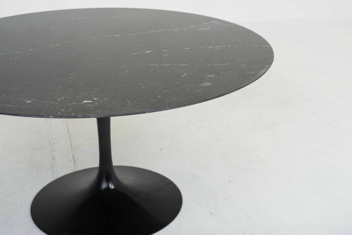 Knoll International Tulip Table 137cm von Eero Saarinen in schwarzem Marmor - 2nd home