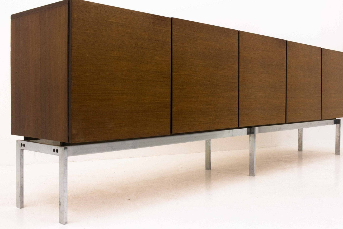 Langes Sideboard mit Metallbeinen - 2nd home