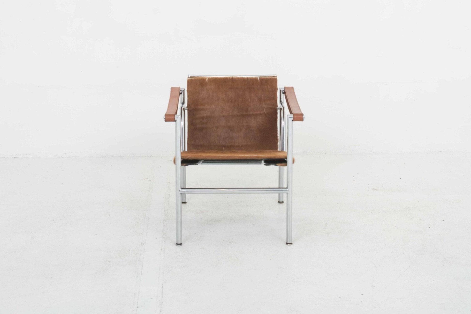 Le Corbusier LC1 Sessel von Cassina mit braunem Fell - 2nd home