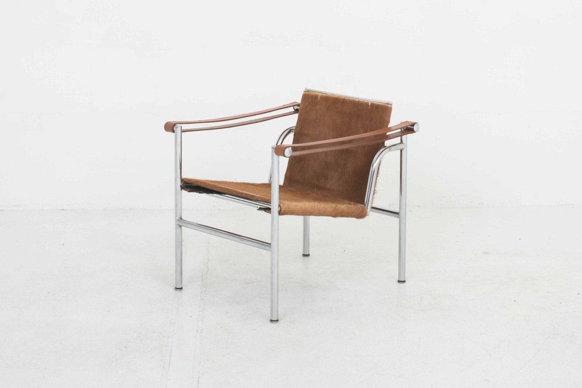 Le Corbusier LC1 Sessel von Cassina mit braunem Fell - 2nd home