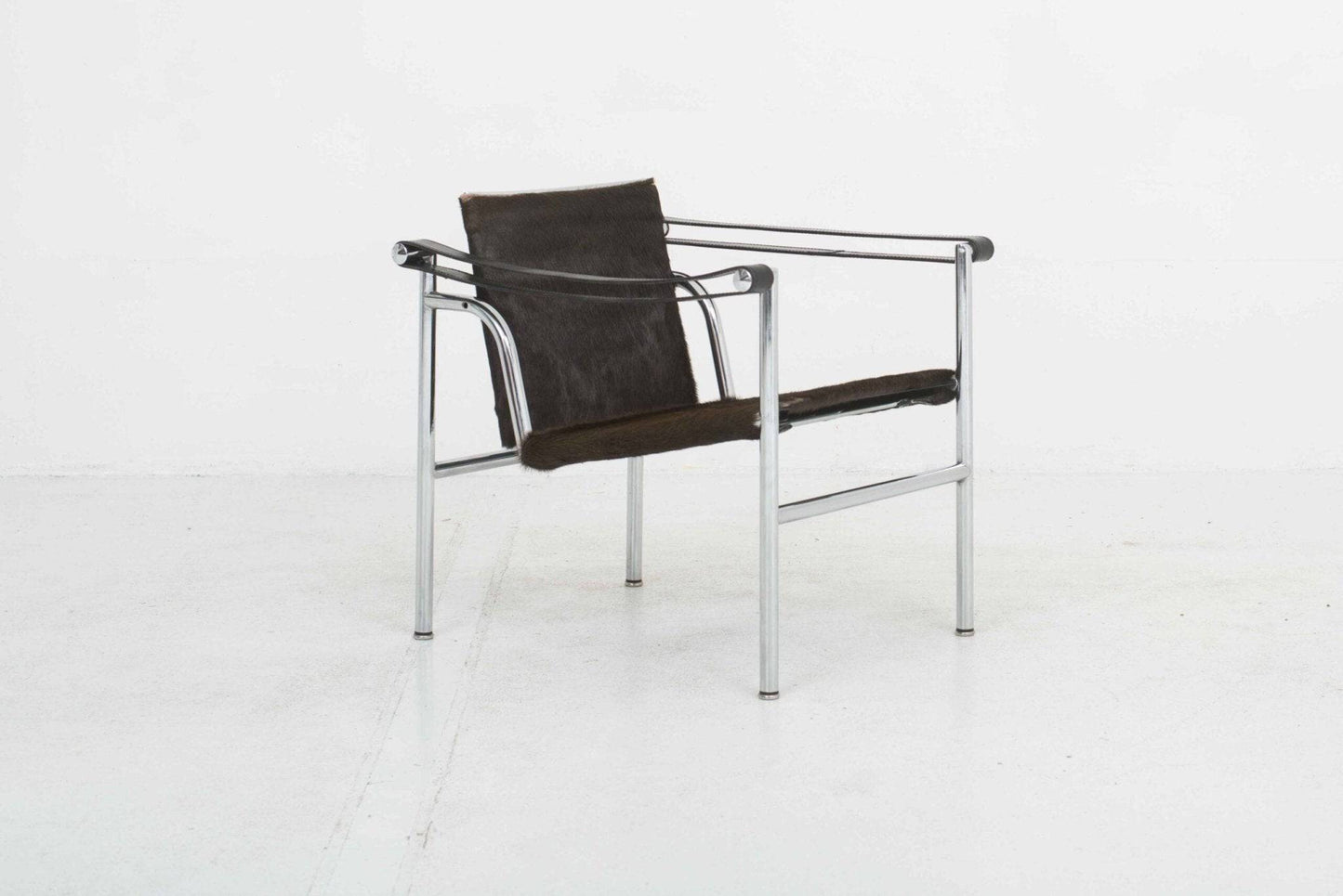 Le Corbusier LC1 Sessel von Cassina mit dunkelbraunem Fell - 2nd home