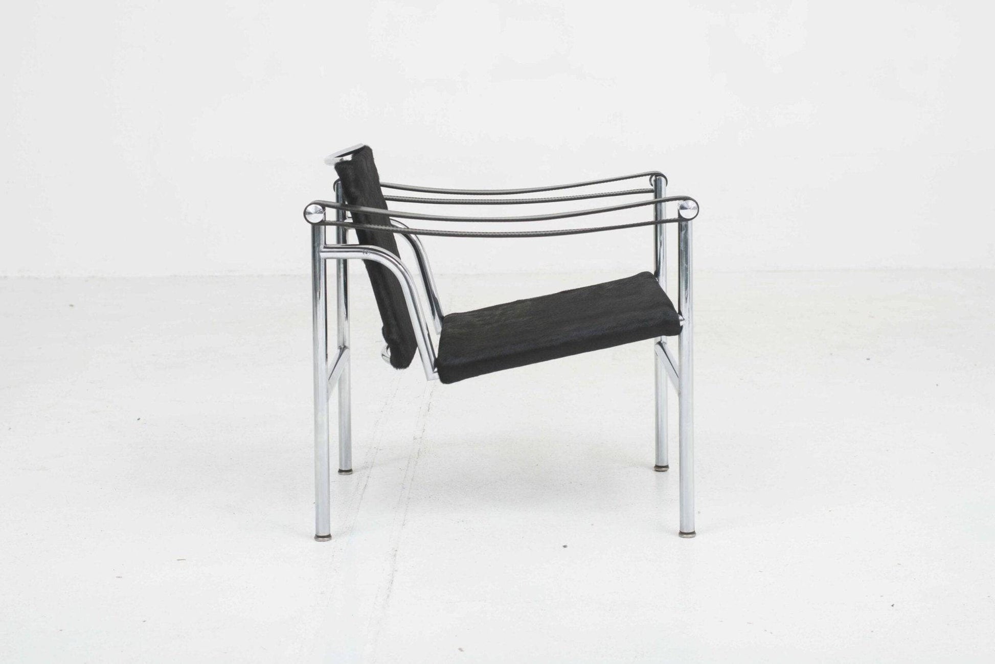 Le Corbusier LC1 Sessel von Cassina mit schwarzem Fell - 2nd home