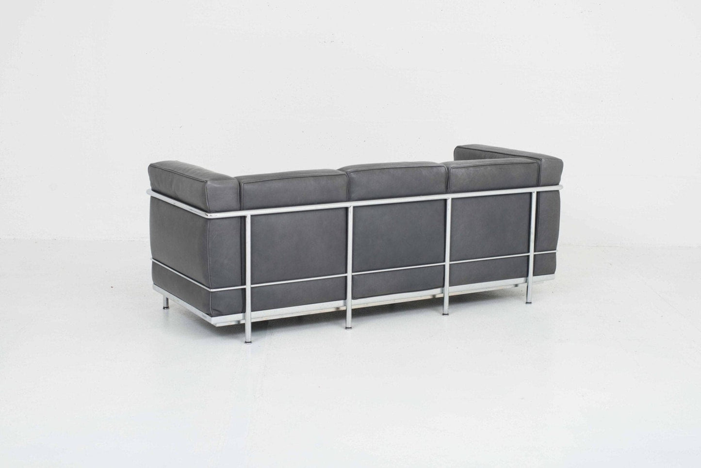 Le Corbusier LC2 3er Sofa von Cassina in grauem Naturleder - 2nd home