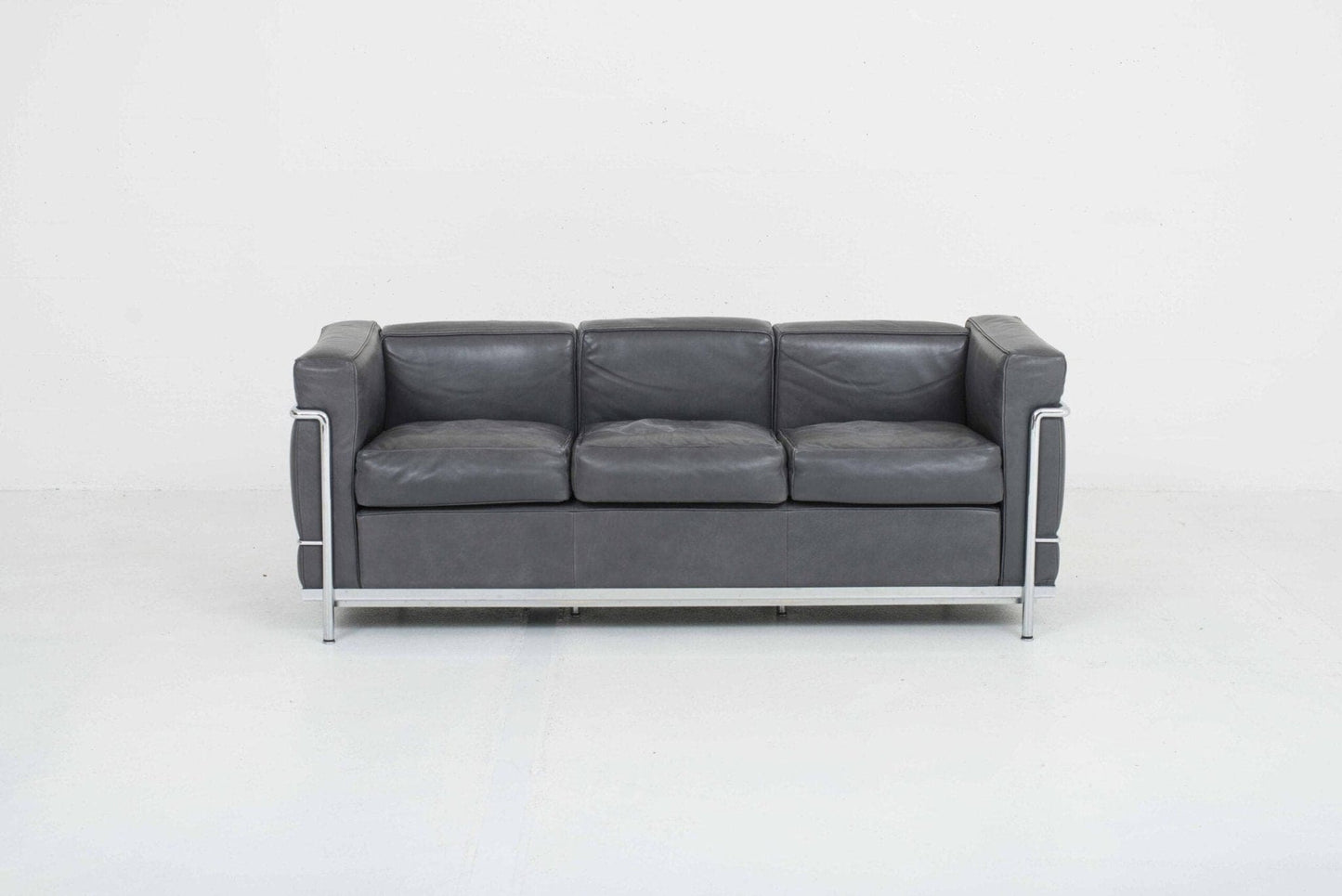 Le Corbusier LC2 3er Sofa von Cassina in grauem Naturleder - 2nd home