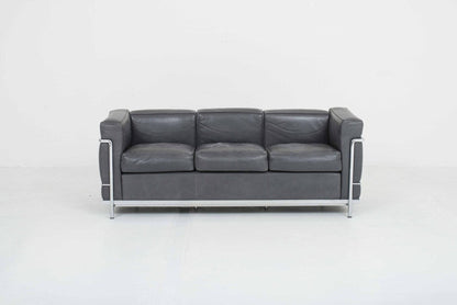 Le Corbusier LC2 3er Sofa von Cassina in grauem Naturleder - 2nd home