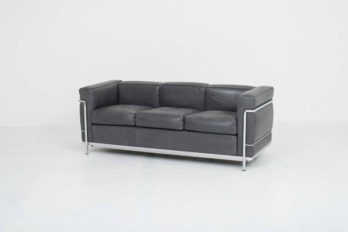 Le Corbusier LC2 3er Sofa von Cassina in grauem Naturleder - 2nd home