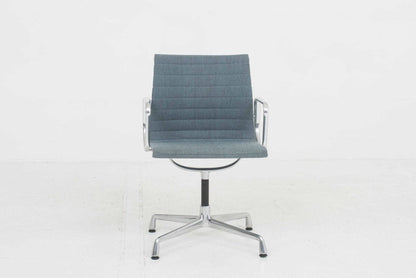 Vitra EA 104 Dinechair von Charles & Ray Eames in eisblau / moorbraun Hopsak & Aluminium poliert - 2nd home