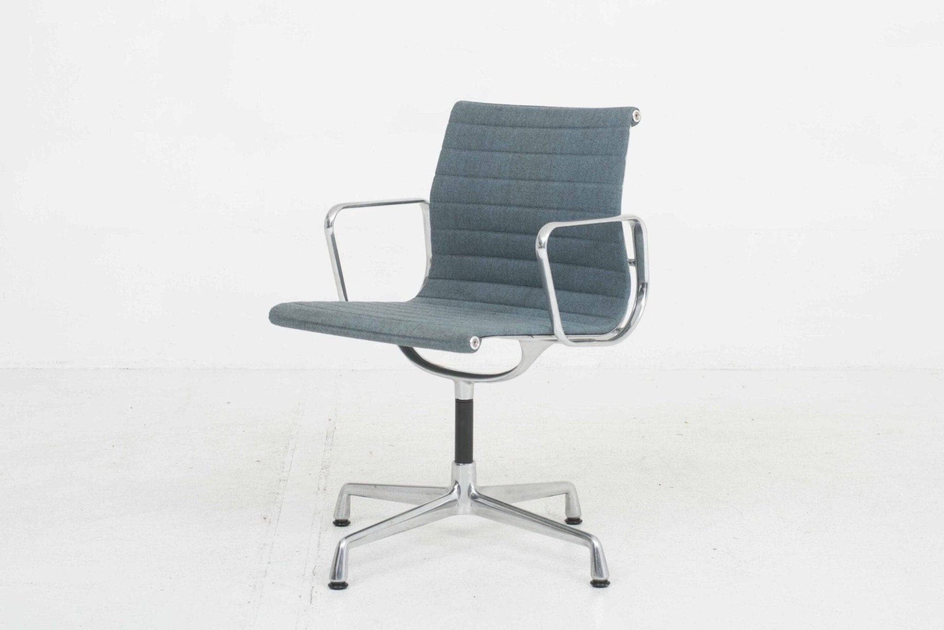 Vitra EA 104 Dinechair von Charles & Ray Eames in eisblau / moorbraun Hopsak & Aluminium poliert - 2nd home