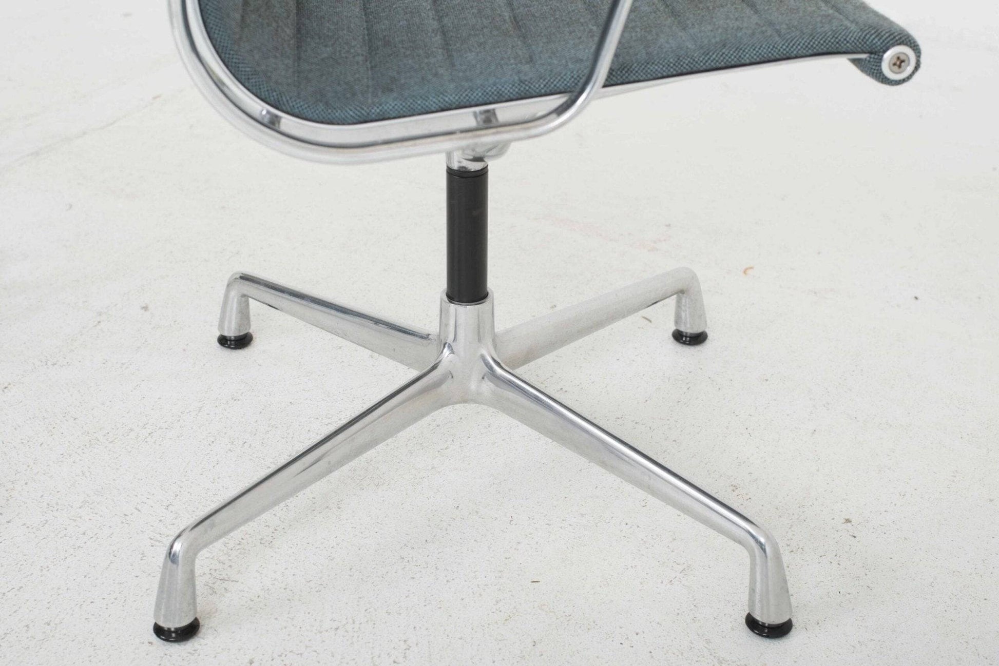 Vitra EA 104 Dinechair von Charles & Ray Eames in eisblau / moorbraun Hopsak & Aluminium poliert - 2nd home