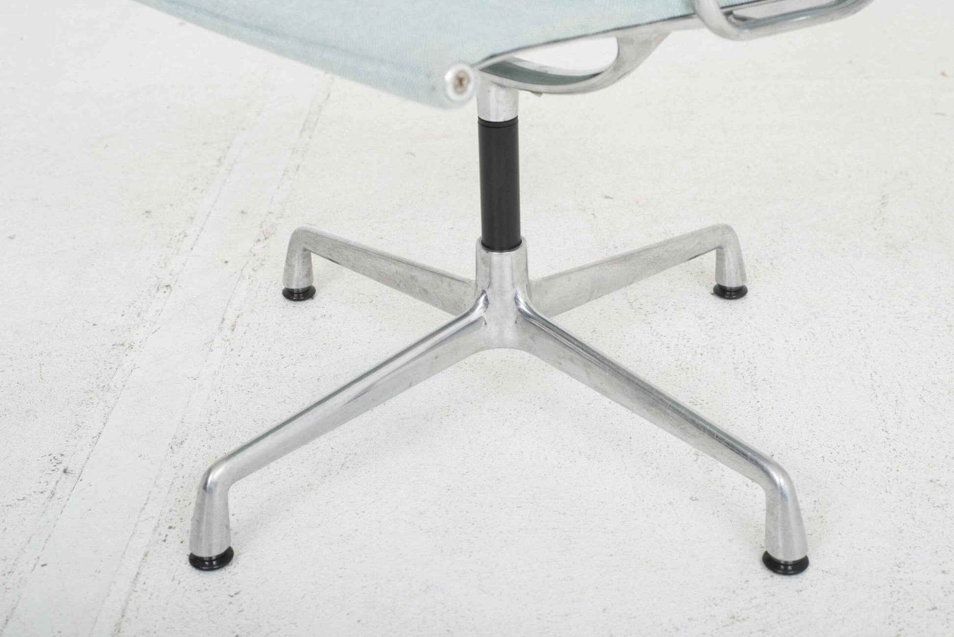 Vitra EA 104 Dinechair von Charles & Ray Eames in hellblauem Hopsak & Aluminium poliert - 2nd home